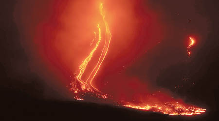 埃特納火山流出岩漿。（美聯社圖片）