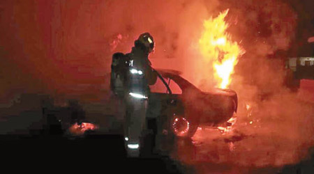 私家車爆炸，陷入火海。（互聯網圖片）