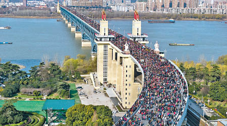 南京長江大橋通車前夕，吸引過萬市民上橋觀賞。（中新社圖片）