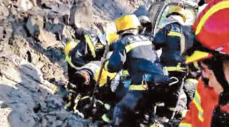 上海施工地盤發生意外後，消防員到場搜救被埋者。（互聯網圖片）