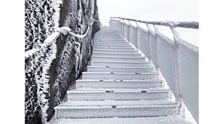 清遠市連日落起雨雪，多地結冰積雪。（互聯網圖片）