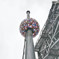 美國<br>紐約時代廣場掛起巨型水晶球。