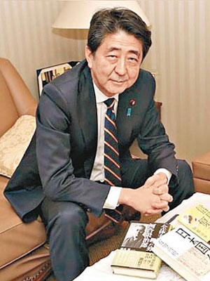 安倍晉三公開打算在假期閱讀的書籍。（互聯網圖片）