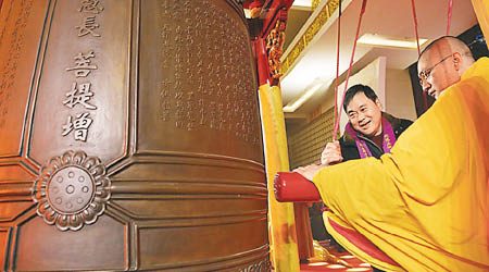 上海玉佛寺在元旦有撞鐘祈福活動。