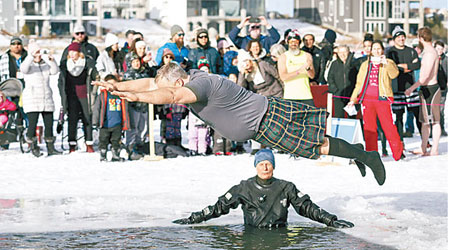 加拿大<br>加拿大民眾跳入冷水賀新年。（美聯社圖片）