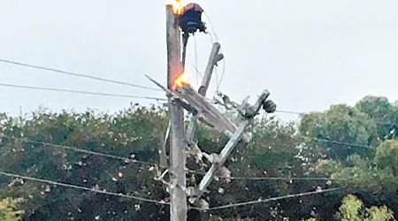 電線杆突然起火。（互聯網圖片）