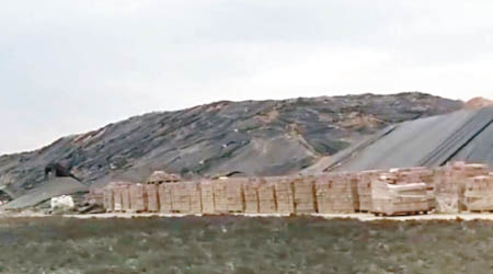礦渣所造的「假環保磚」，無人願購買。（互聯網圖片）