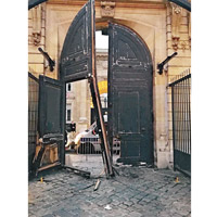 政府部門的大門遭示威者破壞。