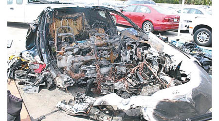 涉及意外的Tesla Model S嚴重焚毀。（警方圖片）