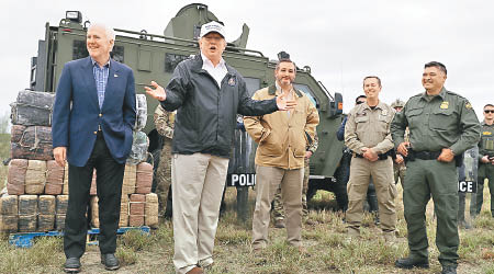 特朗普（左二）視察美墨邊境，爭取民意支持興建圍牆。（美聯社圖片）
