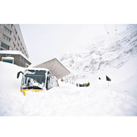 瑞士<br>酒店遭雪崩侵襲。（美聯社圖片）