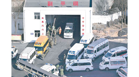 大量救護車在礦井出口外候命。（美聯社圖片）