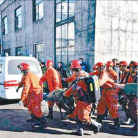 網傳照片顯示礦工升井時已無知覺。（互聯網圖片）