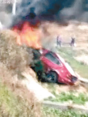 女主播所駕的私家車墮山坡後起火。（互聯網圖片）