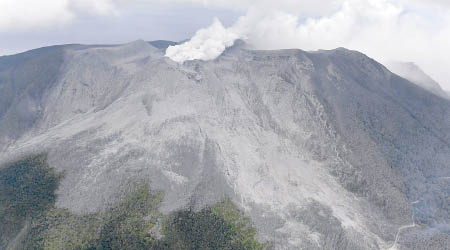 火山噴出大量灰塵。（美聯社圖片）