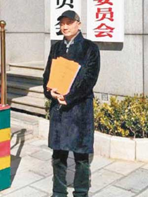崔永元發布身在雲南監察委門口的照片。（互聯網圖片）