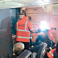 航空公司人員嘗試修理機門。（互聯網圖片）