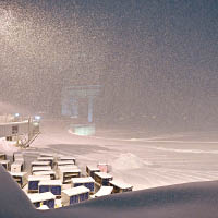紐約州一個機場，貨櫃被雪覆蓋。（美聯社圖片）