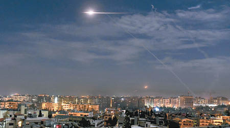 巡航導彈越過大馬士革上空。（美聯社圖片）