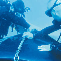 警方派出潛水員及使用吊臂，將跑車拉上岸。