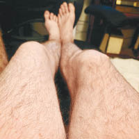 達納（左）與史蒂夫（右）在比較誰的大腿有較多腳毛。（互聯網圖片）