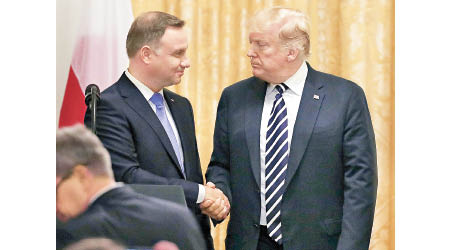 波蘭總統杜達（左）曾與特朗普（右）討論建立美軍基地一事。