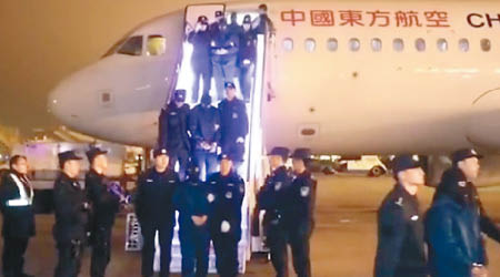 中國警方把涉案疑犯押回中國。（互聯網圖片）