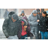 紐約市民眾穿上厚厚的禦寒衣服外出。