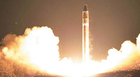 美方要求北韓申報所有核武及導彈計劃。圖為北韓試射火星15型洲際導彈。