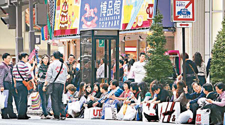 中國遊客熱衷在日本東京觀光購物。（資料圖片）