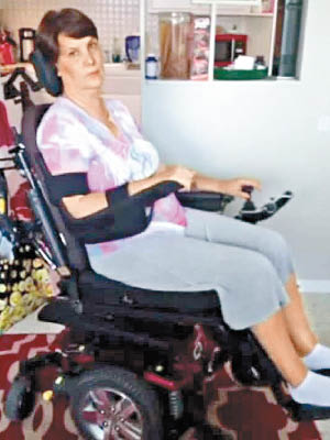 富爾頓是殘障人士，需要以特製輪椅代步。（電視畫面）