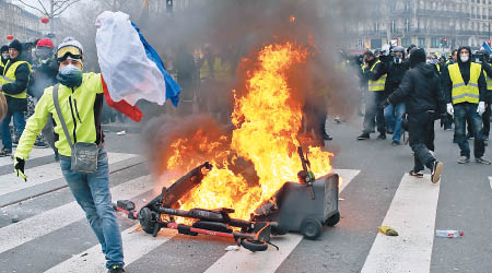 示威者在巴黎街頭焚燒雜物。（美聯社圖片）