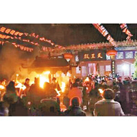 河南<br>大批民眾到開封大相國寺燒香。