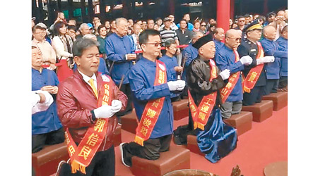 台南<br>廟方和參與抽籤人士在開始前祭拜神明。（互聯網圖片）