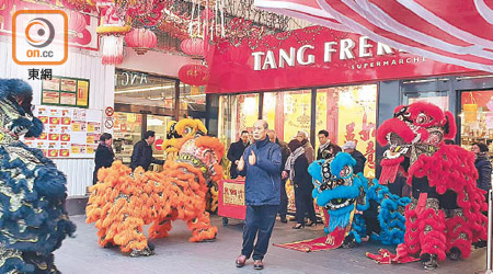 巴黎13區唐人街在大年初一舉行舞獅活動。（呂靜儀攝）