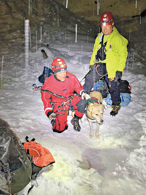 救援人員在冰洞發現比路（中）。