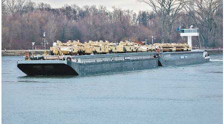 美軍裝甲車由拖船運抵科隆。