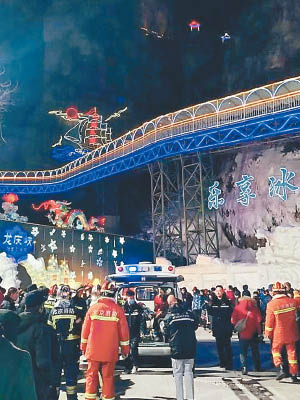大石墜落冰燈展，造成多名遊客受傷。（互聯網圖片）