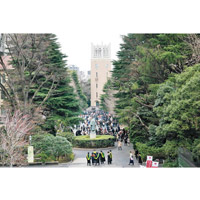 早稻田大學甚多知名校友包括名作家村上春樹，演員堺雅人和廣末涼子等。