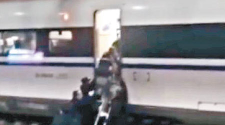 高鐵突然故障，乘客緊急疏散。（互聯網圖片）