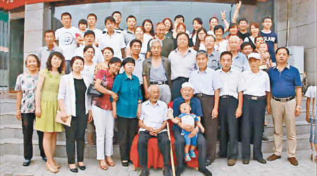 陝西出現一戶五代同堂的家庭。（互聯網圖片）