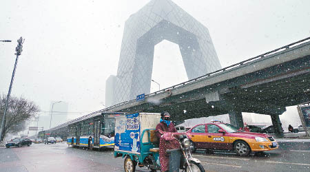 北京降雪導致部分公路實施交通管制。（中新社圖片）
