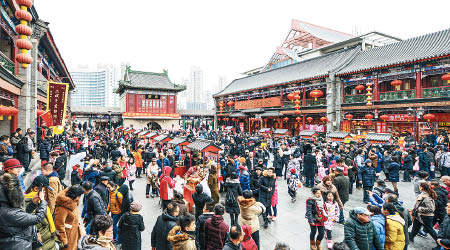 新春期間各地景區人山人海，天津古文化街有大批遊客購物。（中新社圖片）