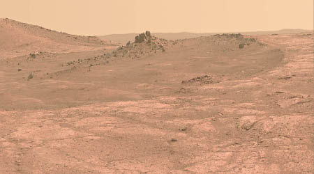 全景拍攝火星一個淺層坑洞。（美聯社圖片）