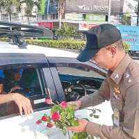 交警向民眾送上玫瑰花代替發告票。（互聯網圖片）