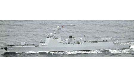 日方拍下中國軍艦經過對馬海峽。（互聯網圖片）