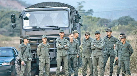 士兵駐守在接壤哥倫比亞的邊境。（美聯社圖片）