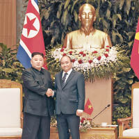 北韓領袖金正恩（左）與越南總理阮春福會面。