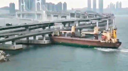 貨船直撞廣安大橋。（電視畫面）