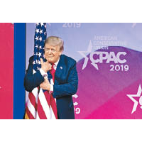 特朗普抱着國旗一臉陶醉。（美聯社圖片）